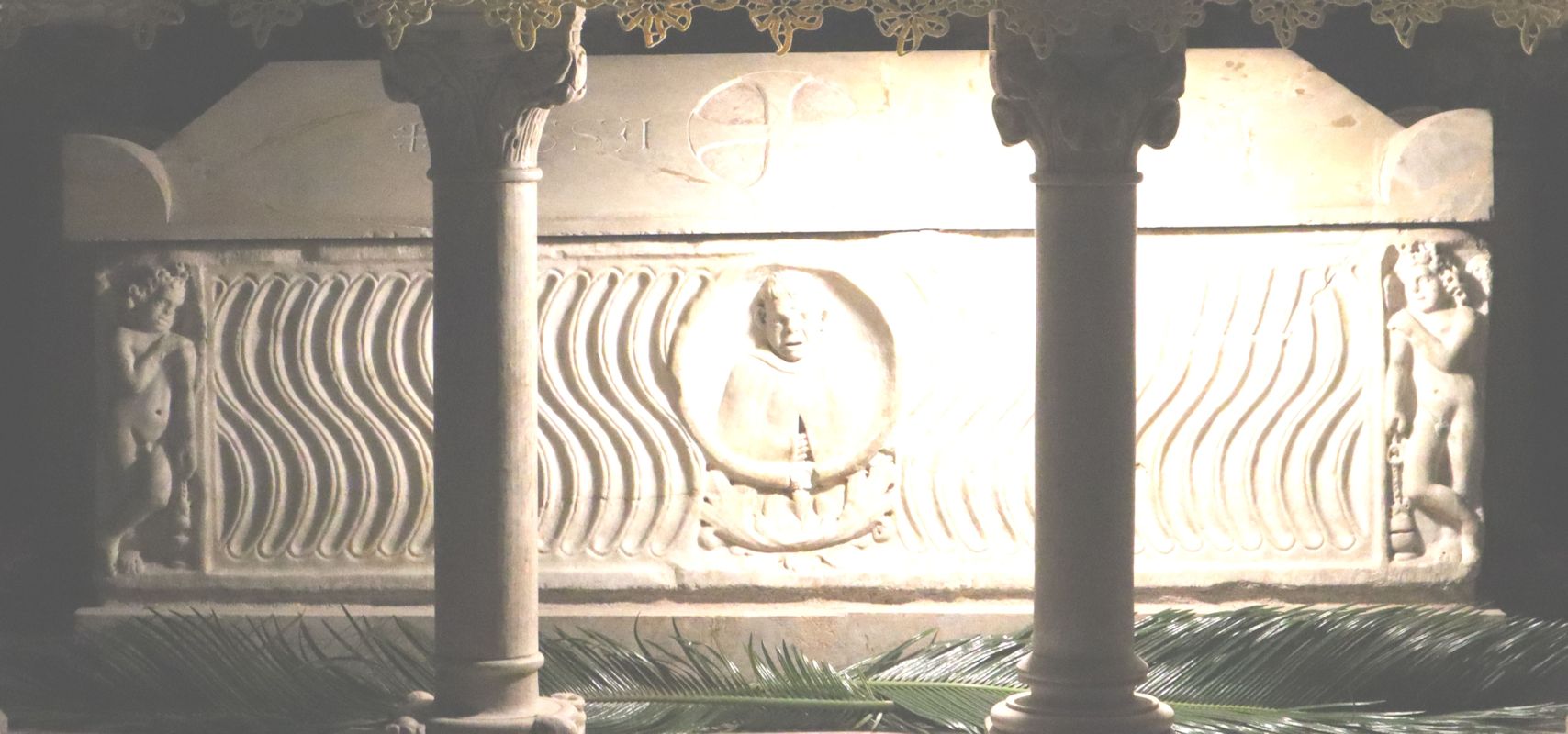 Jordans Sarkophag unter dem Hauptaltar in der Kirche Santa Caterina d'Alessandria in Pisa