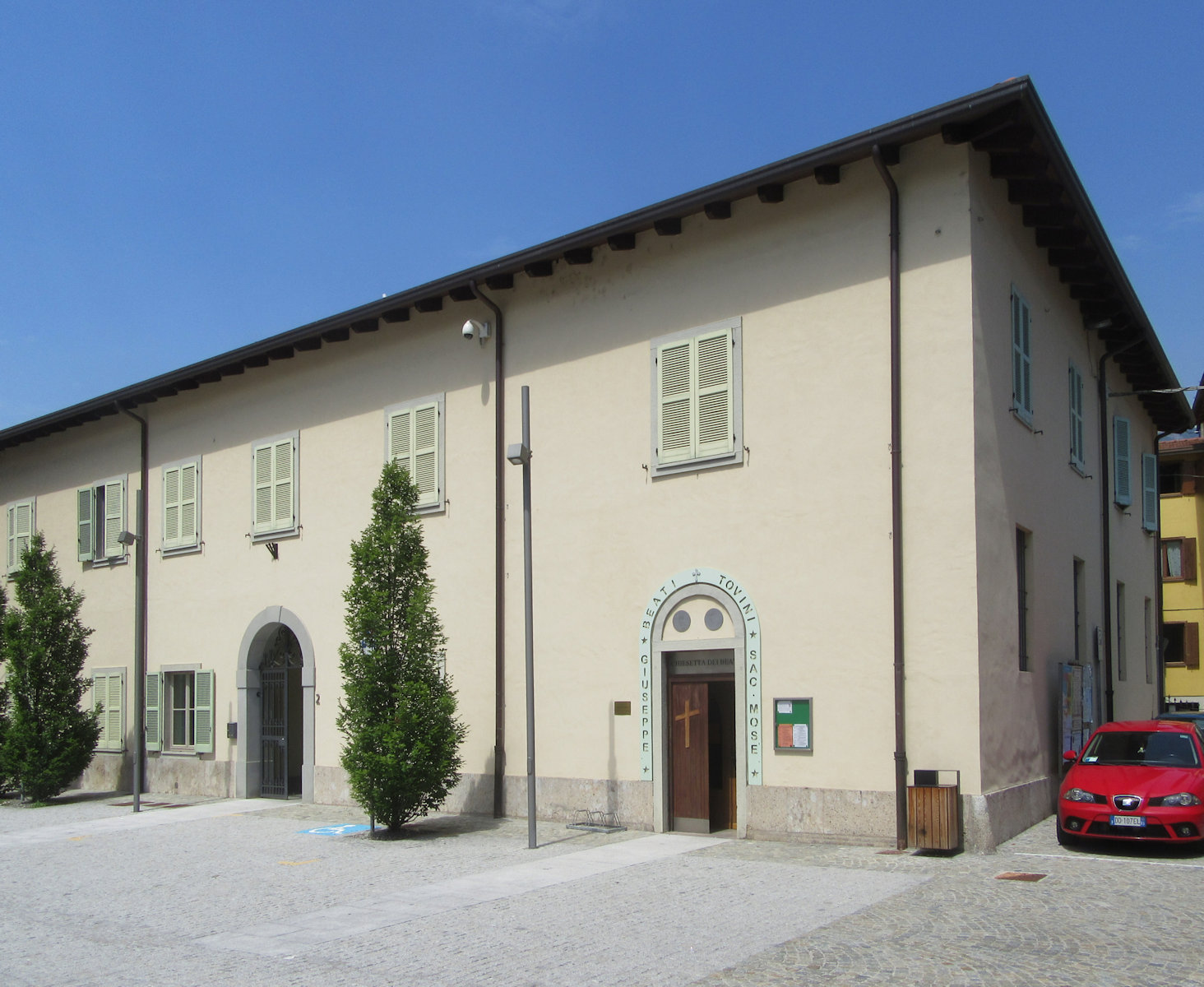 Rathaus in Cividate Camuno mit der Kapelle für Joseph Antonius Tovini sowie Mose Tovini
