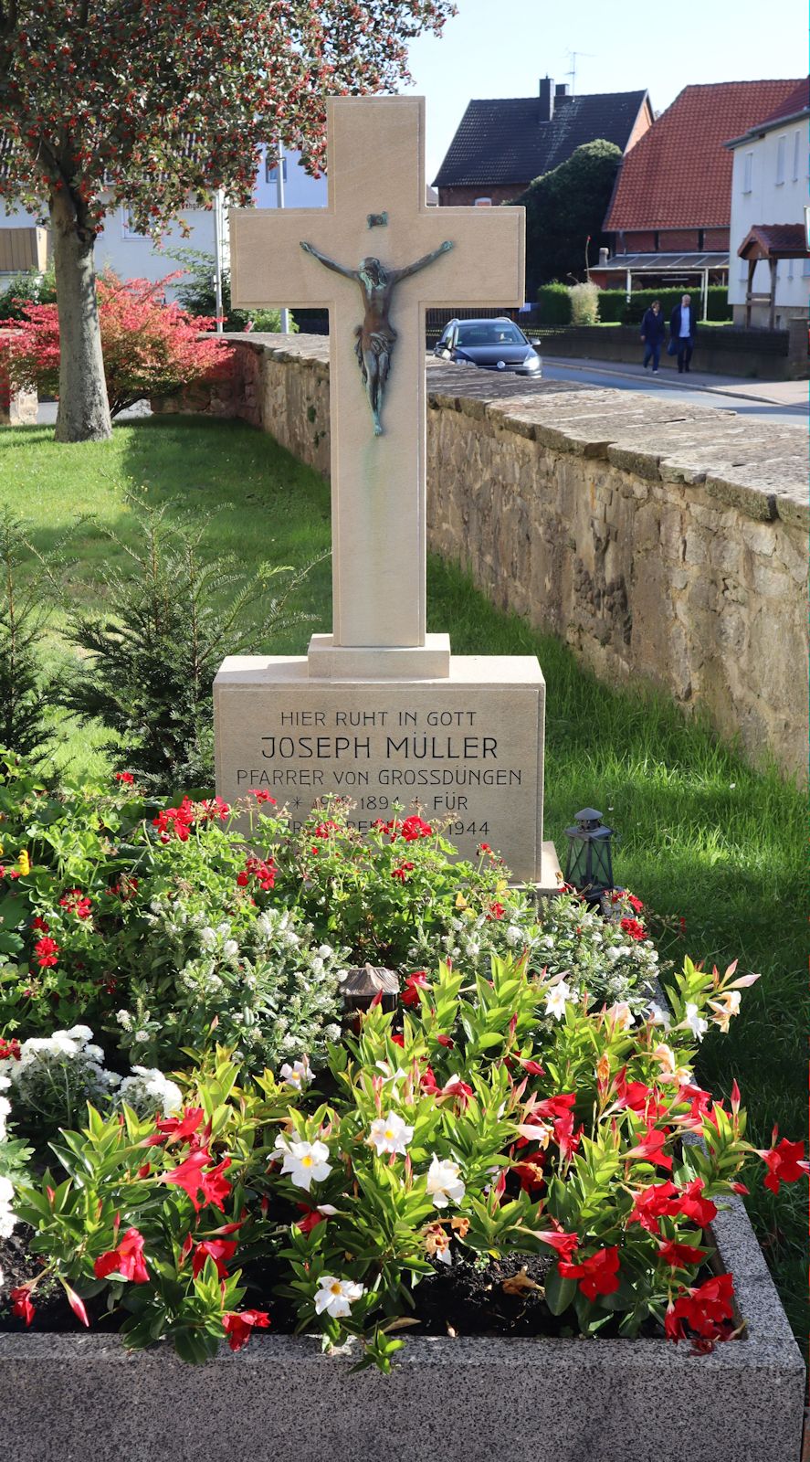 Grab an der Kirche in Groß Düngen