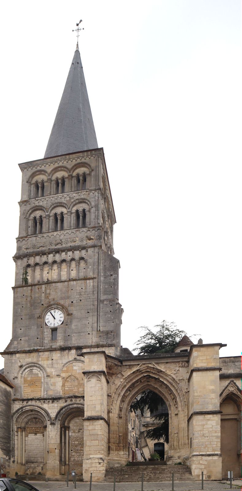 Portal zur Kirche Notre Dame in La Charité-sur-Loire