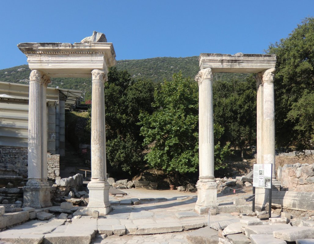 Hadrianstor in Ephesus, gebaut 117, nach einem Erdbeben 270 wieder aufgebaut, 1986 - 1990 wieder hergestellt