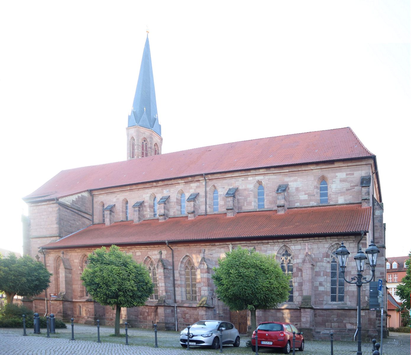 Deckplatte für das Grab von Aureus und Justinus in der Kirche St. Martin in Heiligenstadt, um 1330, Abbildung auf einer Infotafel in der Kirche St. Martin in Heiligenstadt