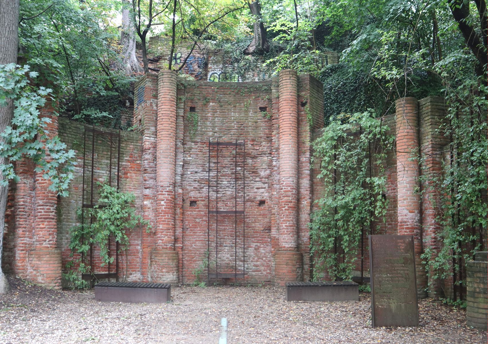 Reste der Kapelle oberhalb des „Korbinian-Brunnens” beim ehemaligen Kloster Weihenstephan