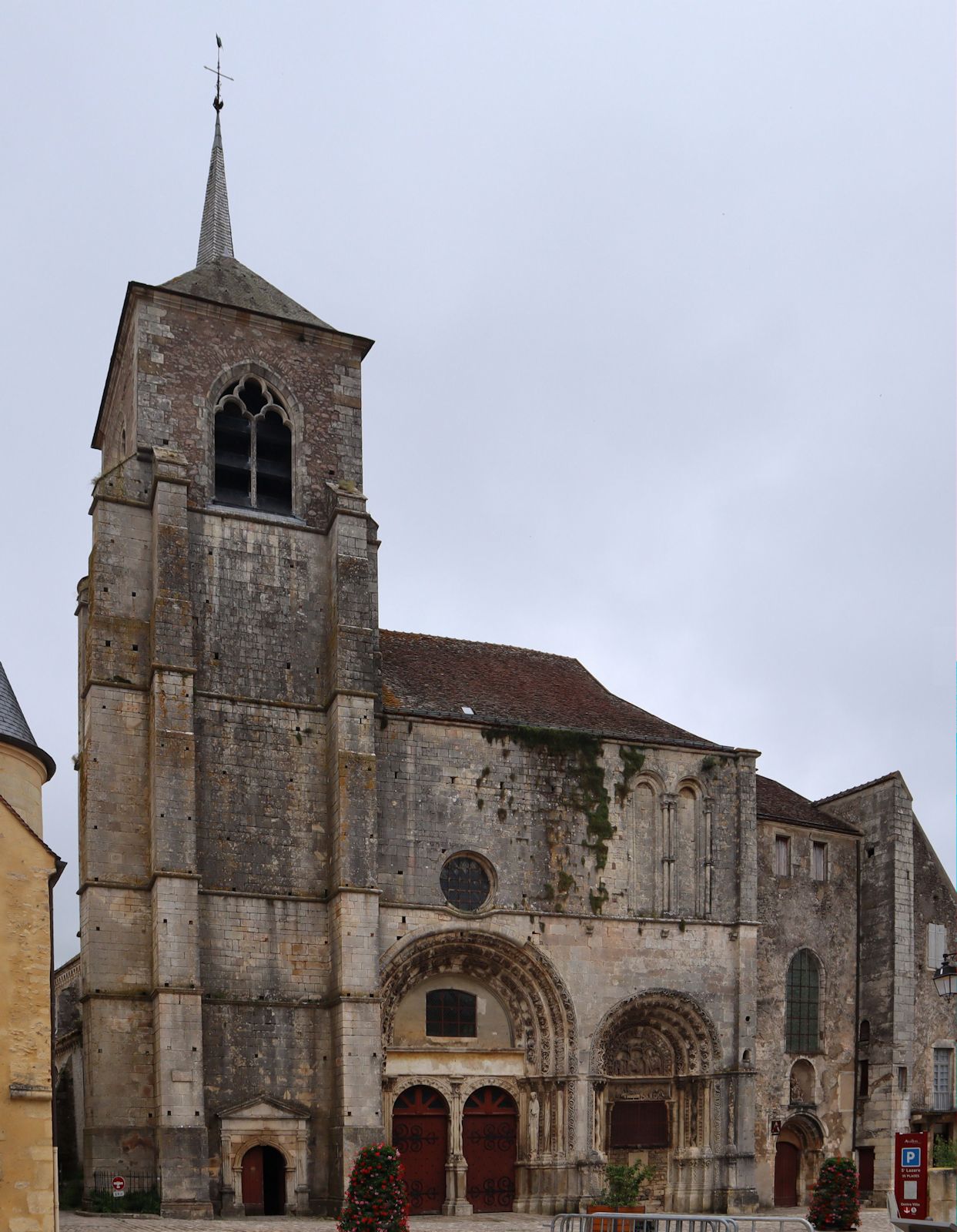 Stiftskirche Saint-Lazare in Avallon