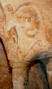Säule mit der Skulptur 'Kopf des Lazarus' in der Abtei Saint-Victor in Marseille