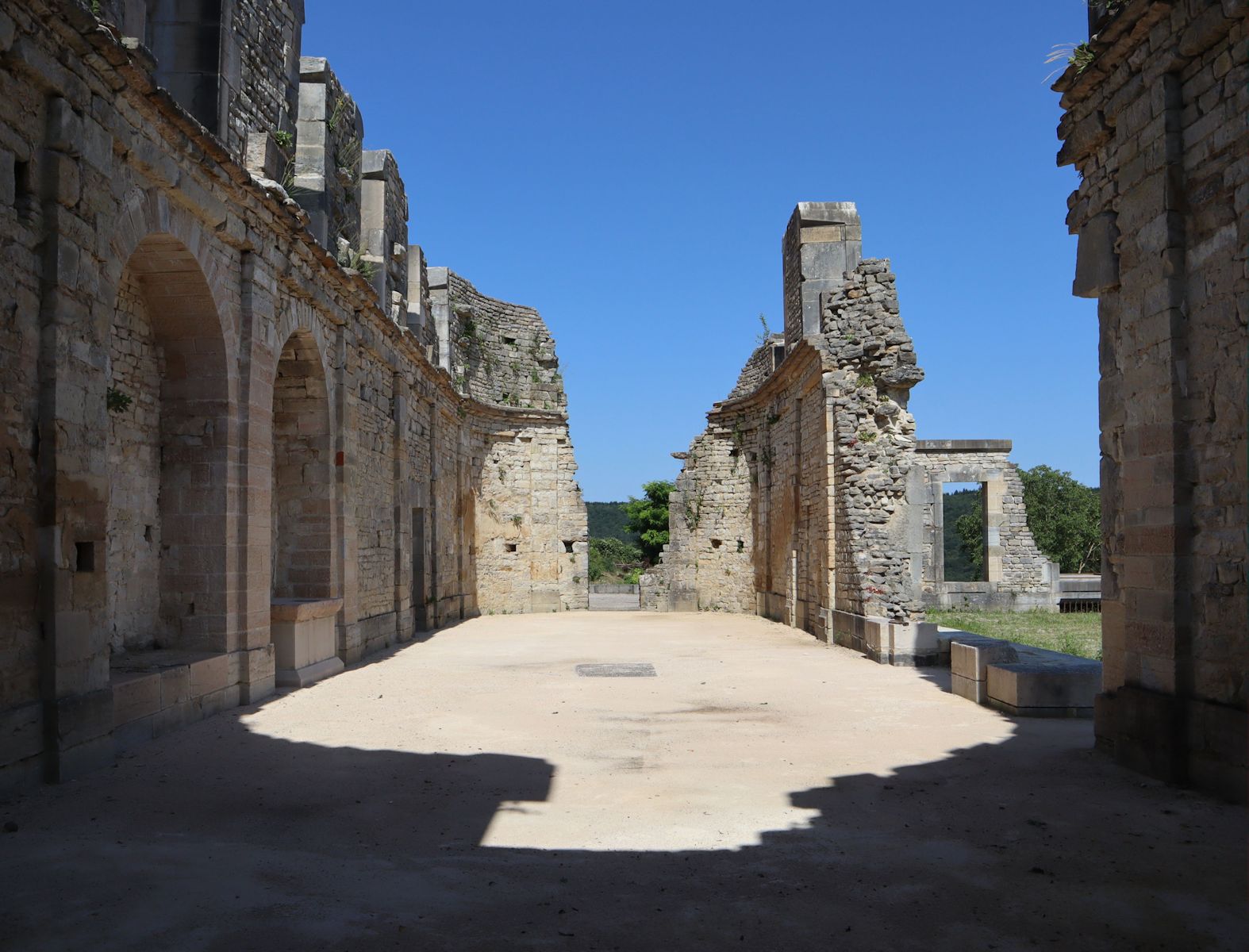 Ruinen der Kirche des Klosters Saint-Vivant in Vergy