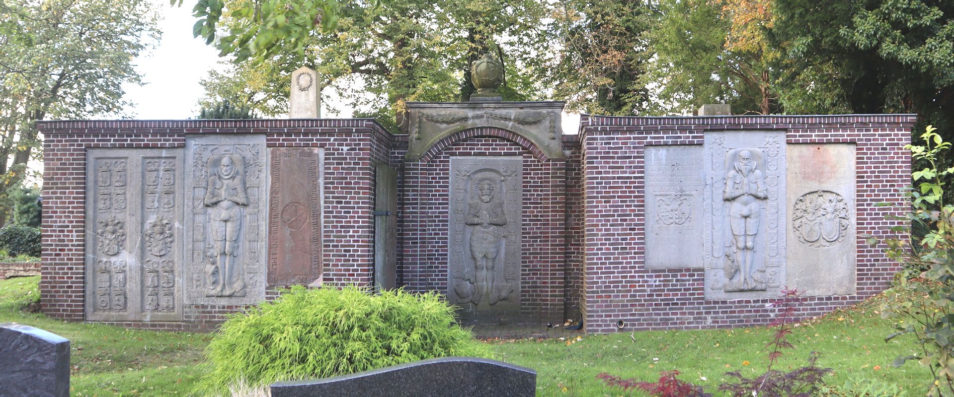 Krypta der ehemaligen Kirche St. Liudger auf dem reformierten Friedhof in Leer