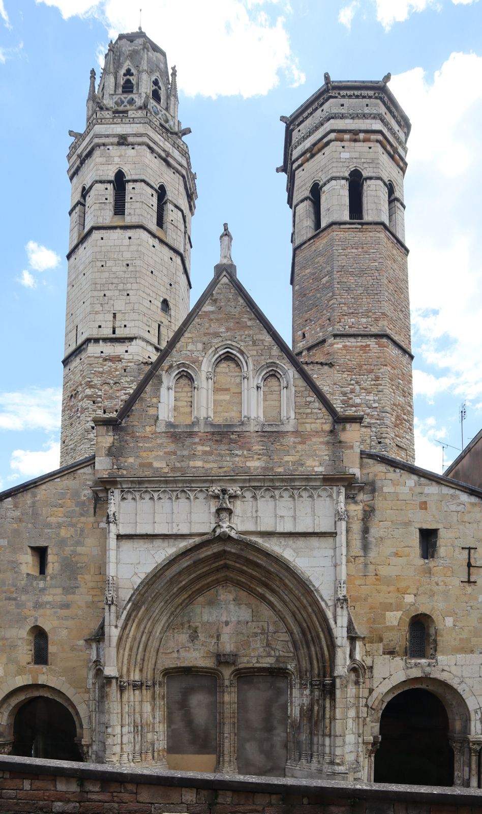 Reste der ehemaligen Kathedrale in Mâcon, erbaut Ende des des 10. Jahrhunderts an der Stelle eines Vorgängerbaus vom Anfang des 6. Jahrhunderts, in der Französischen Revolution 1792 entweiht, 1799 abgerissen, nur der Narthex und die Glockentürme blieben verschont