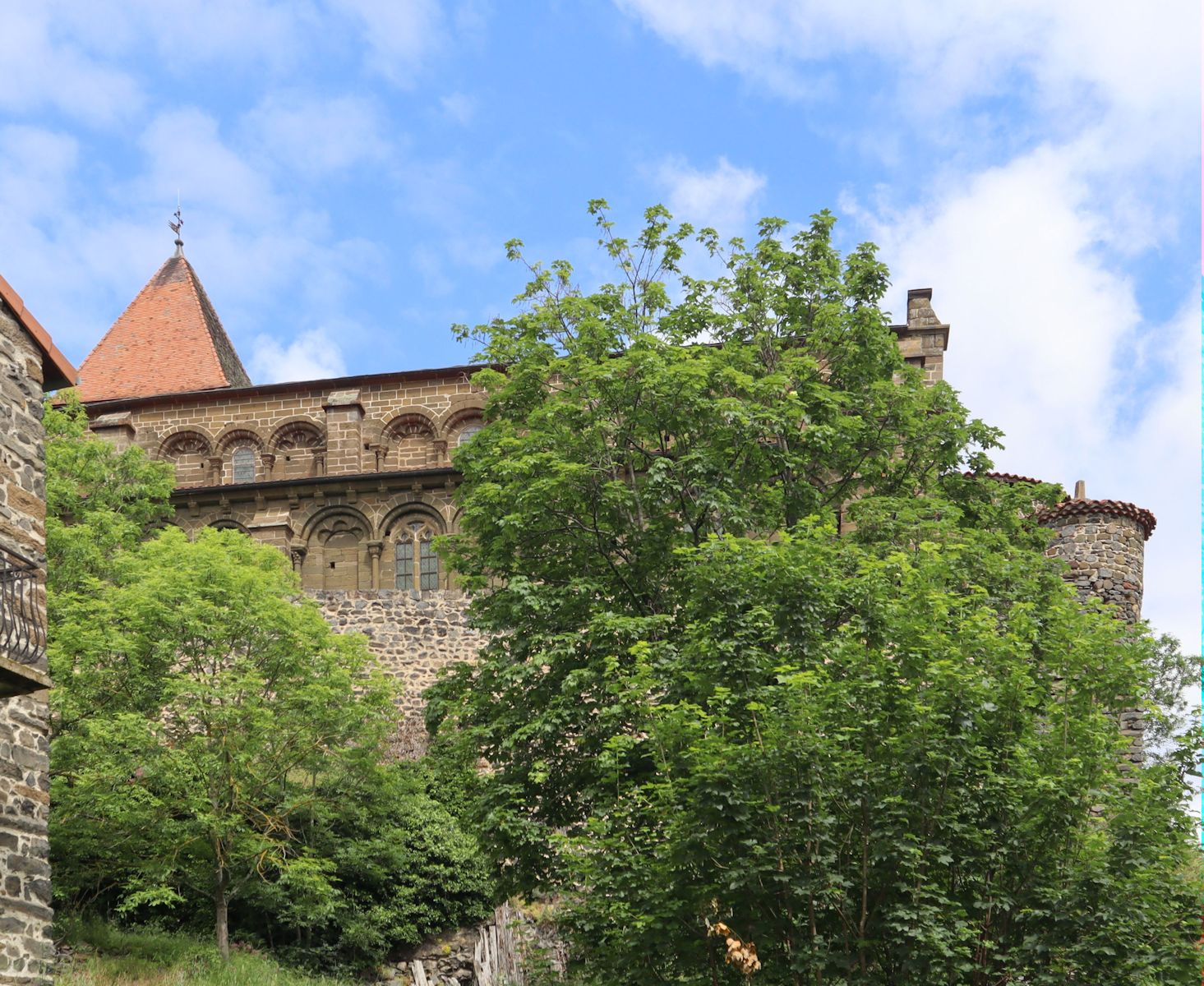 hoch auf dem Berg über dem kleinen Dorf gelegen: die Kirche des ehemaligen Klosters in Chanteuges