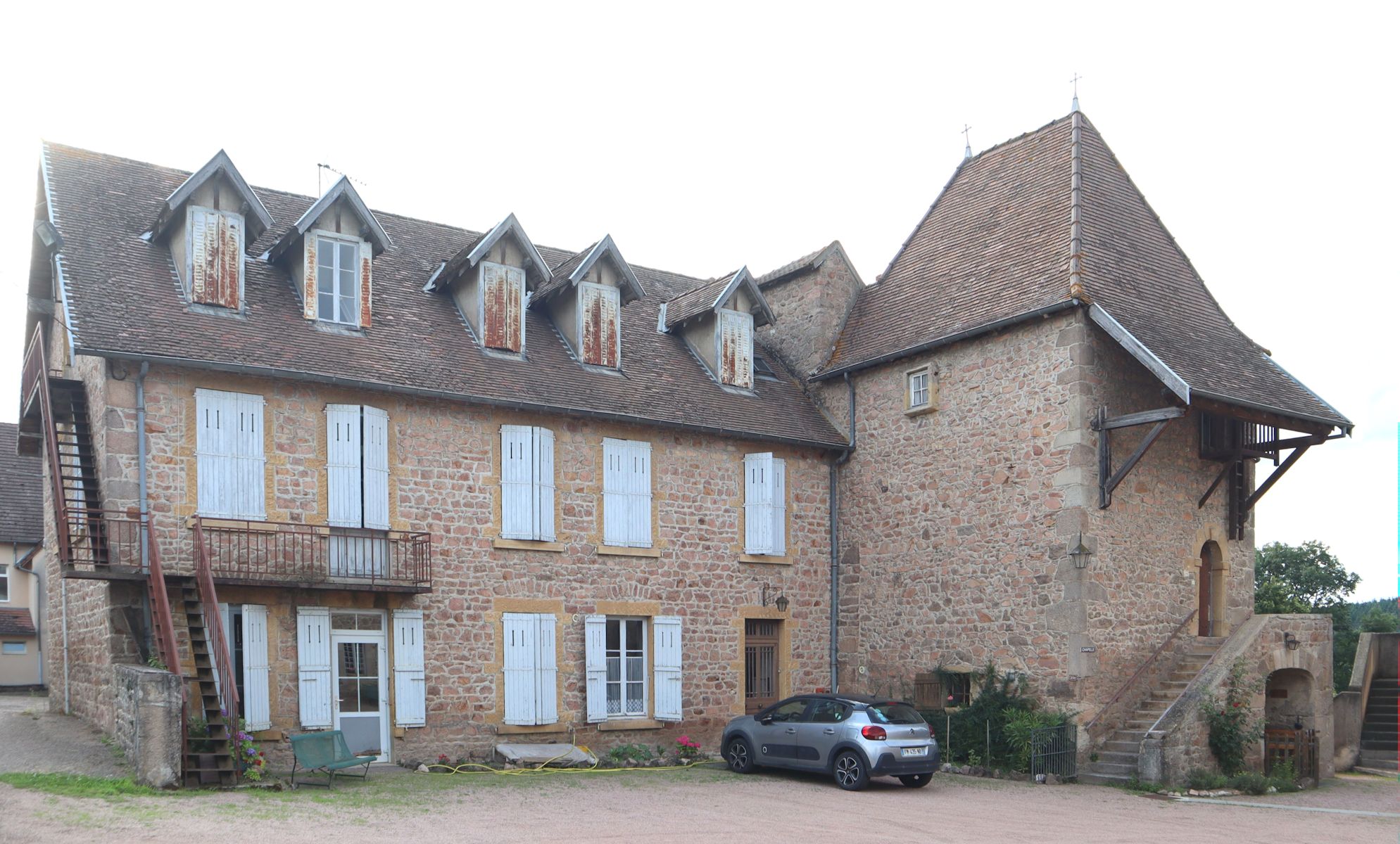Margareta Marias Geburtshaus im herrschaftlichen Komplex in Les Jannots, in dem ihr Zimmer (rechts) zur Kapelle umgewandelt wurde