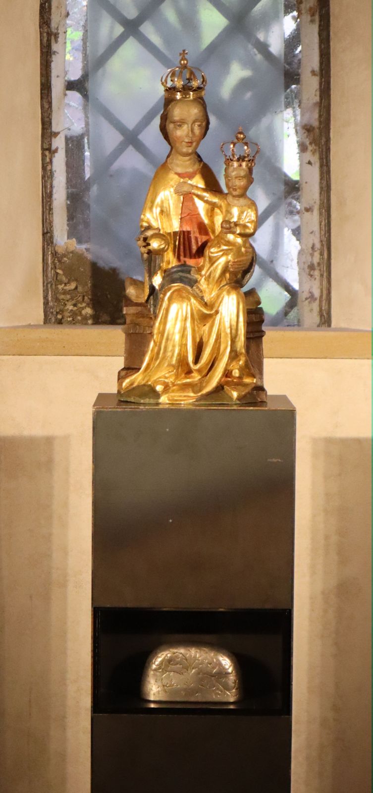 Marienstatue mit dem Reliquiar aus dem frühen 9. Jahrhundert im Sockel, in der Krypta des Mariendomes in Hildesheim