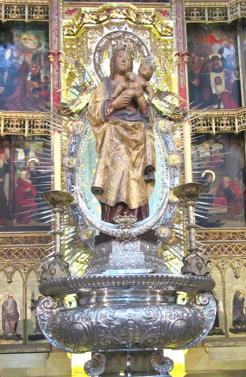 Statue der Maria von Almudena in der Kathedrale in Madrid