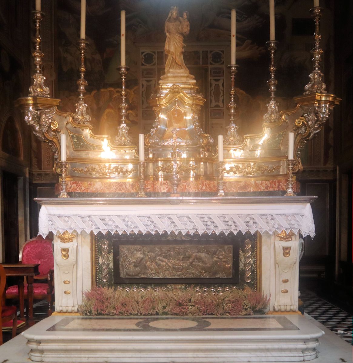 Altar mit der Gürtelreliquie im Dom in Prato
