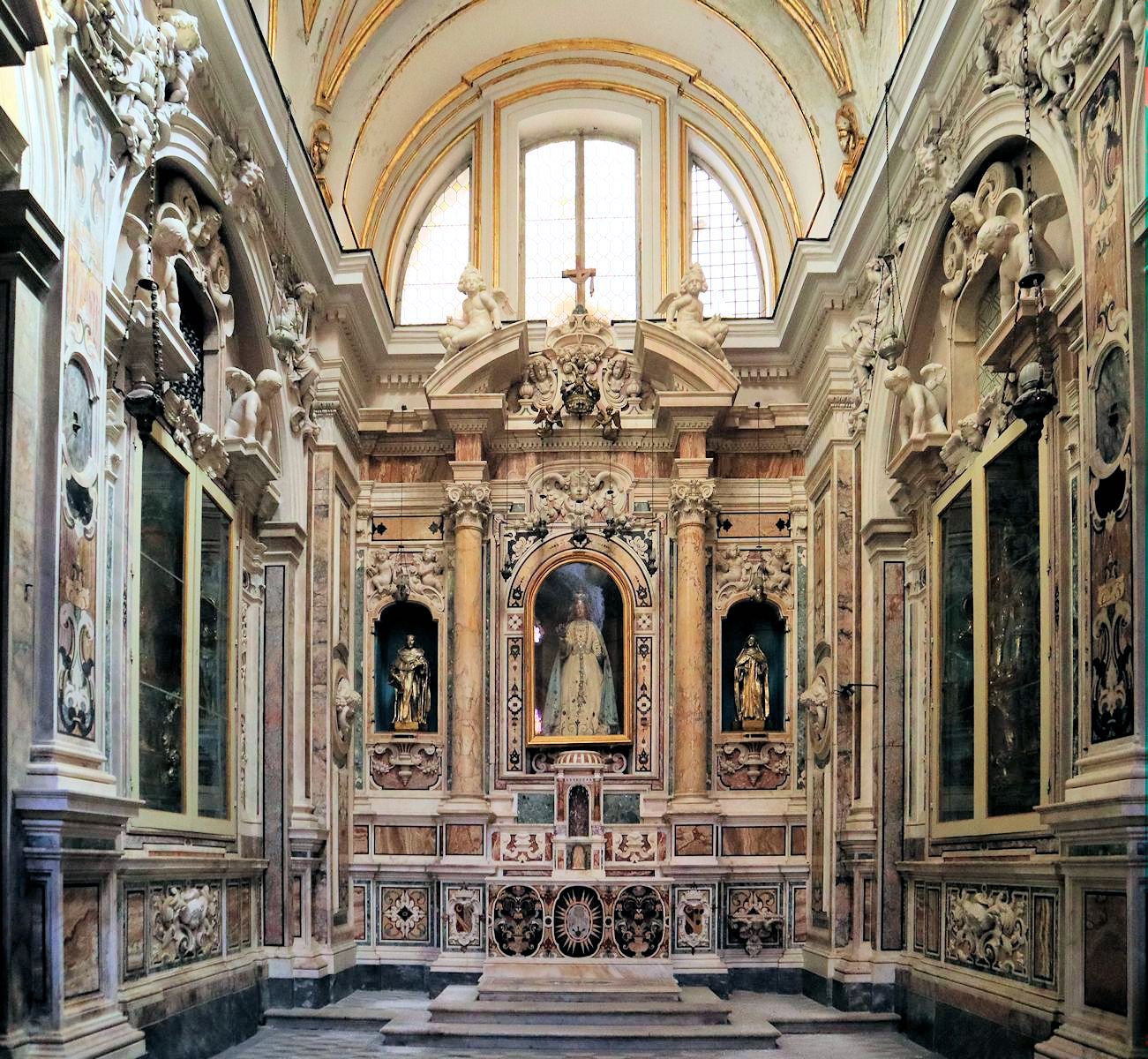 Einrichtung der früheren Kirche Santa Maria del Rosario, heute die Kapelle „Madonna del Rosario”, auch „Di Zi'Andrea” genannt, in der Kirche San Domenico Maggiore in Neapel