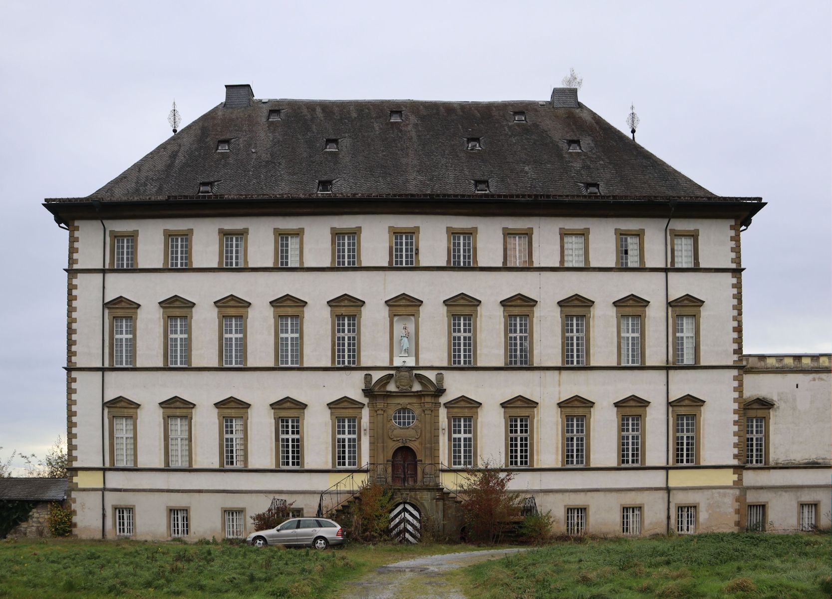 Schloss Mülheim an der Möhne, damals die Residenz der „Schwestern von der Heimsuchung Mariens”