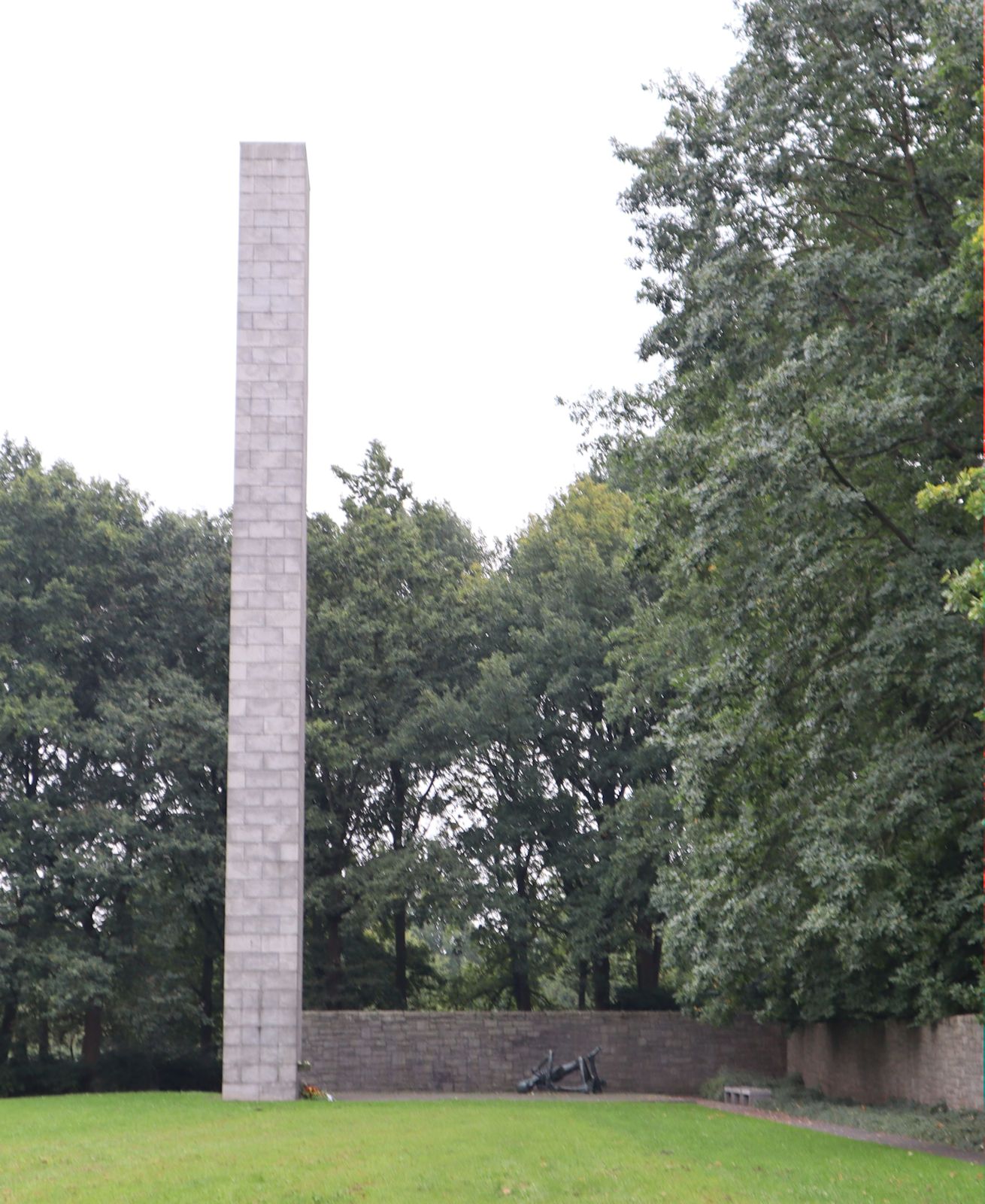 Mahnmal, 1965, am 1995 eröffneten Haus des Gedenkens des ehemaligen Konzentrationslagers Neuengamme in Hamburg, 1965 errichtet; das KZ-Gelände ist seit 2005 für Besucher geöffnet