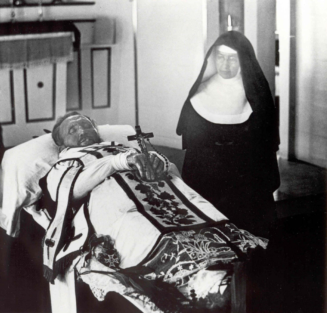 Marianne Cope am Totenbett von Damian de Veuster