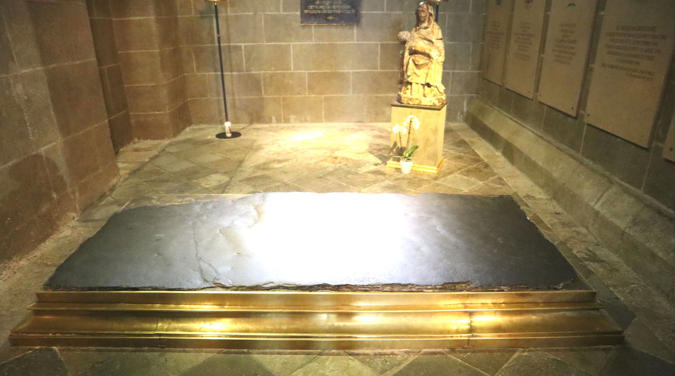 Stein der Spitze des Berges Anis in der Kathedrale in Le Puy-en-Velay, heute als „Fieberstein” von Heilsuchenden aufgesucht