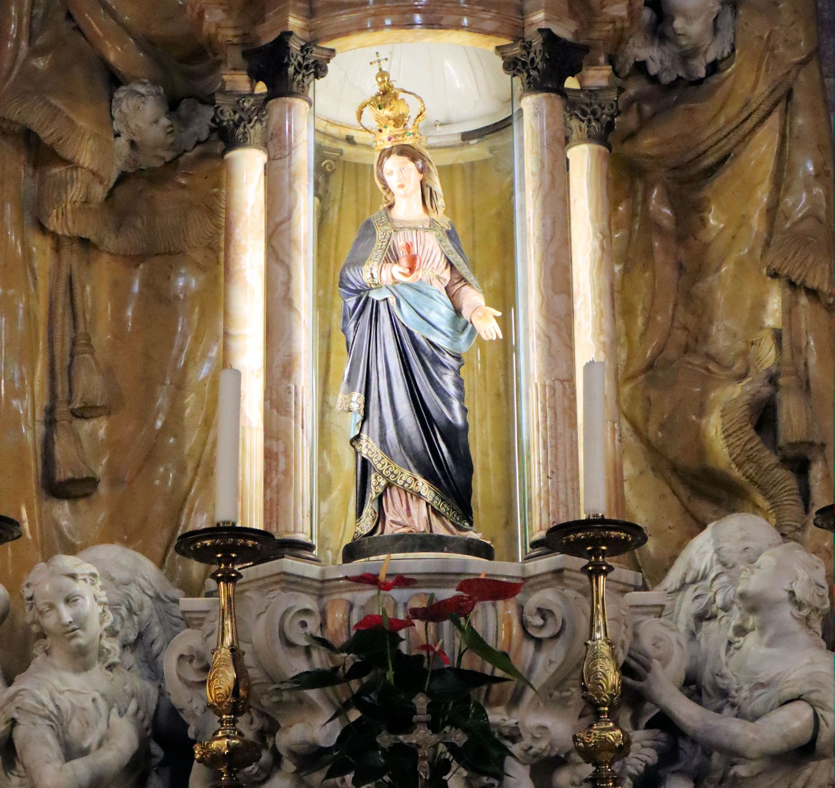 Marienstatue im Sanktuarium della Madonna Miracolosa in Taggia