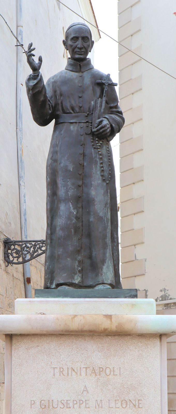 Denkmal vor der Pfarrkirche in Trinitapoli