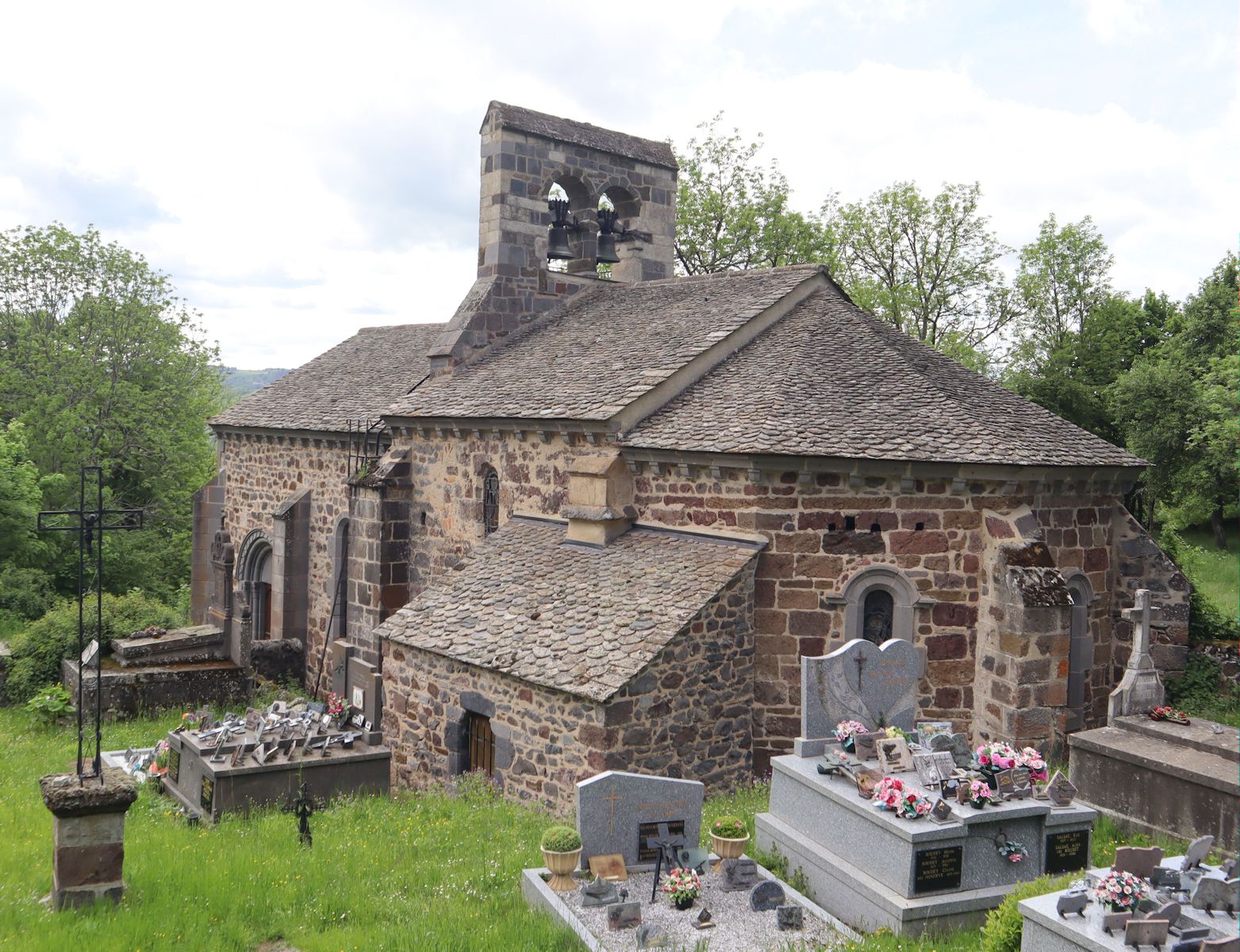 Kirche Saint-Mary in Saint-Mary-le-Cros mit Friedhof, obwohl dort (fast) niemand lebt