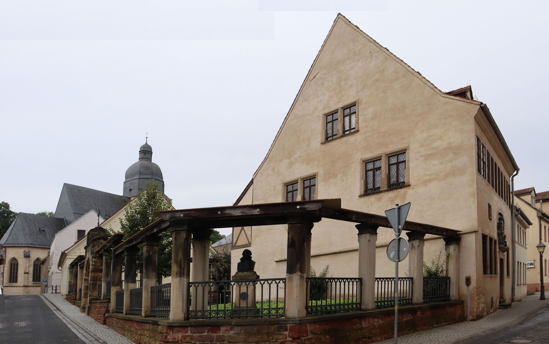 Martin Luders Geburtshaus in Eisleben, dahinter die Kirche St. Petri-Pauli, in der er getauft wurde