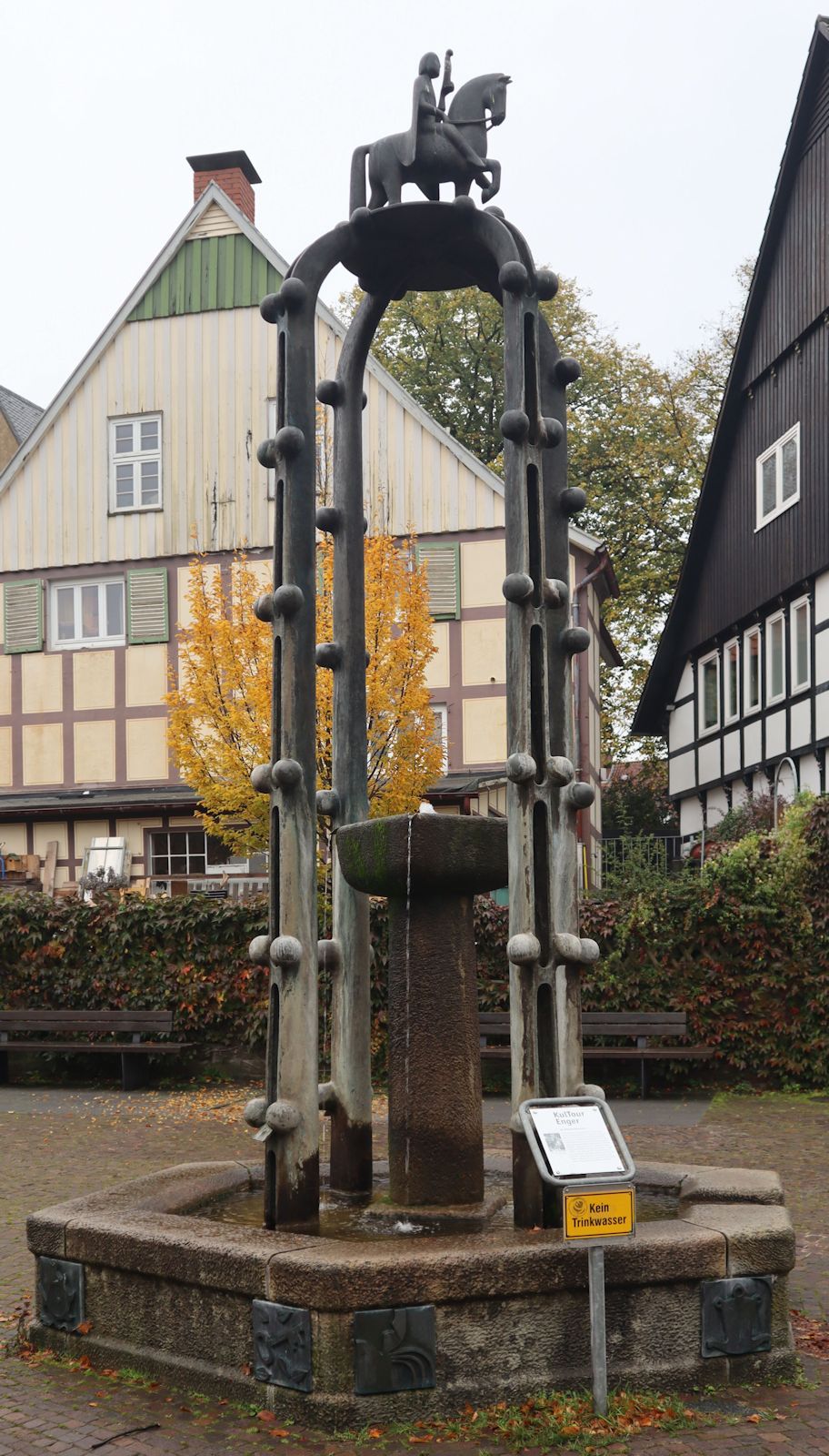 Eberhard Hellinge: Brunnen mir Knospenkrone, Mathilde symbolisierend, oben Widukind hoch zu Ross, Bronzestatue, 1995, unterhalb des Kirch- und Burghügels in Enger