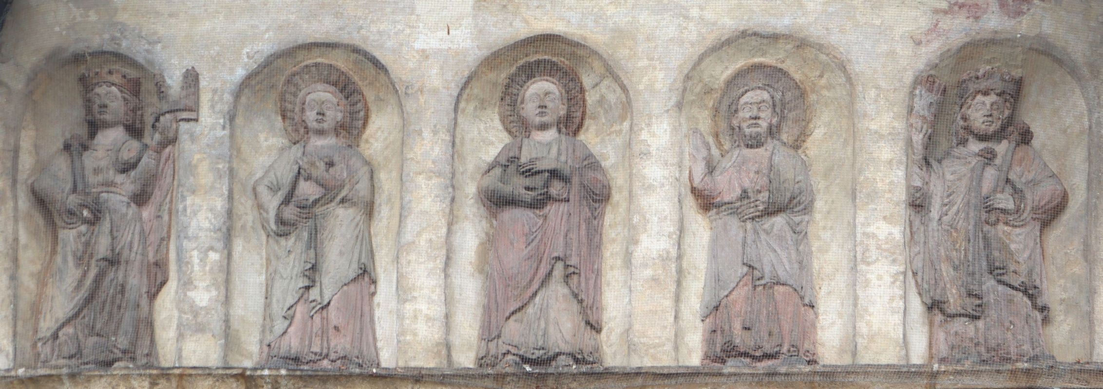 Matthias (Mitte), flankiert von Simon dem Zeloten (links) und Judas Thaddäus (rechts) sowie ganz außen zwei Kaisern, Relief, nach 1150, an der Vorhalle des ehemaligen Domes in Goslar