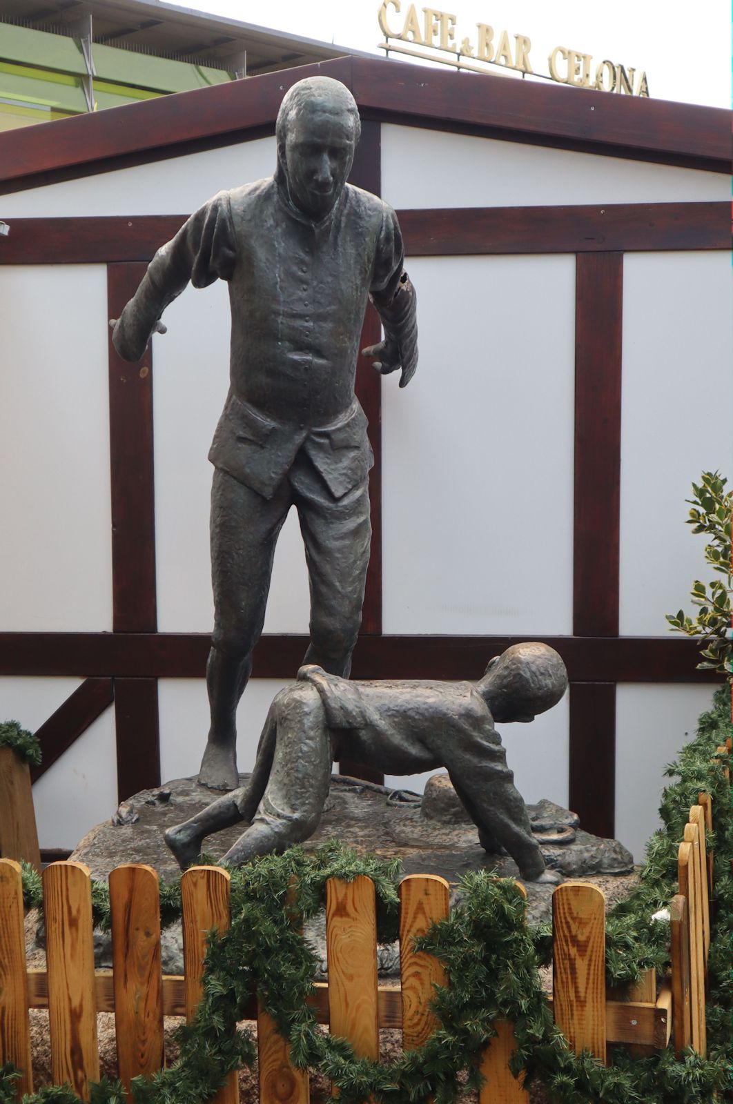 Bernd Stöcker: Denkmal: Claudius springt über einen seiner Söhne, eine damals verbreiteter Brauch, 2001, auf dem Marktplatz7 in Hamburg-Wandsbek