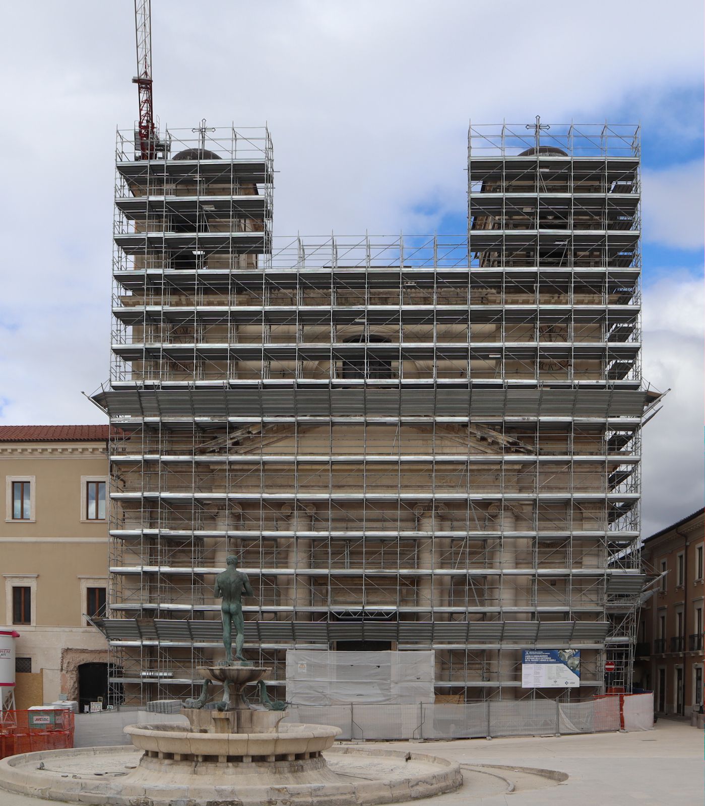 die Maximus geweihte Kathedrale in L' Aquila, auch 2024 nach dem verheerenden Erdbeben von 2009 noch Baustelle