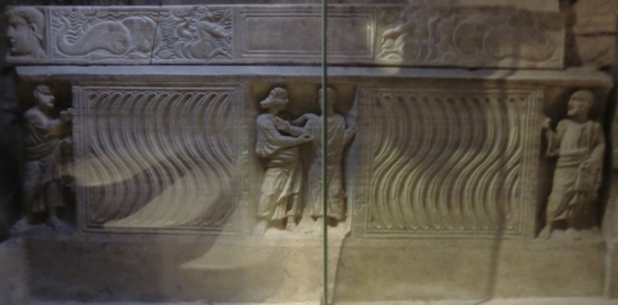 Sarkopag für Maximus - römischer Sarkophag aus dem 4. Jahrhundert, einer der ältesten in Frankreich. In der Mitte ist (der bartlose) Jesus mit einem Betenden dargestellt, den man für Maximus hält, links Petrus (ohne Schlüssel oder Hahn), rechts Paulus mit Buchrolle, in der Krypta der Basilika Ste-Madeleine in St-Maximin-la-Sainte-Baume