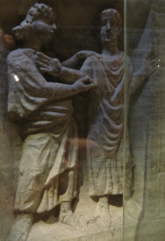 Detail des Sarkophages: Maximus, betend, mit Jesus (links)