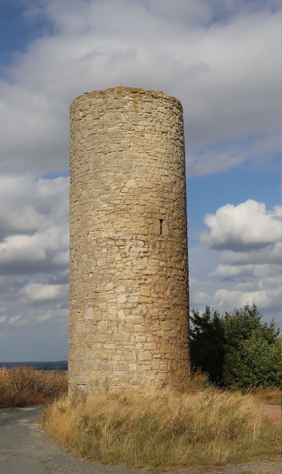 erhaltener ehemaliger Wehrturm in Hakeborn