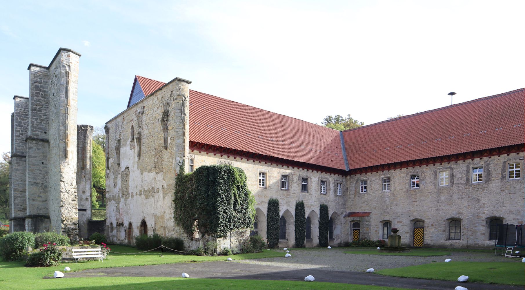 Hofgut Böddeken mit der Ruine der Kirche