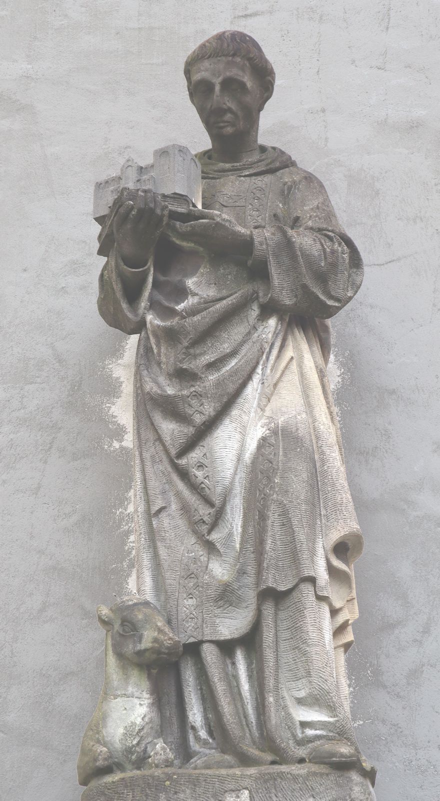 Statue an der Busdorf-Kirche in Paderborn