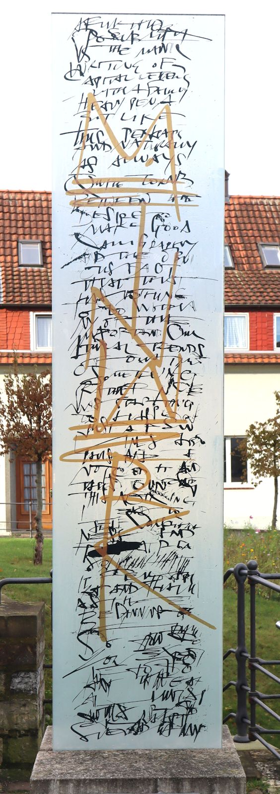 Stele zu Erinnerung an den Erbauer, an den Resten der Pfalz in Paderborn