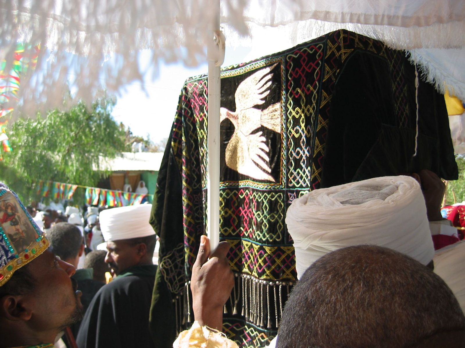 „Tabotschrein”, der Schrein mt der angeblichen Bundeslade bei einer Prozession in Aksum in Äthiopien