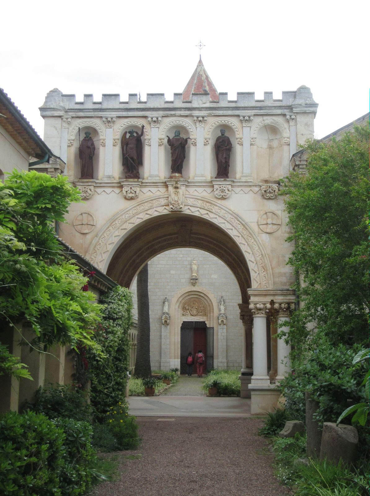 Portal zum Kloster auf der Lérins-Insel Saint-Honorat