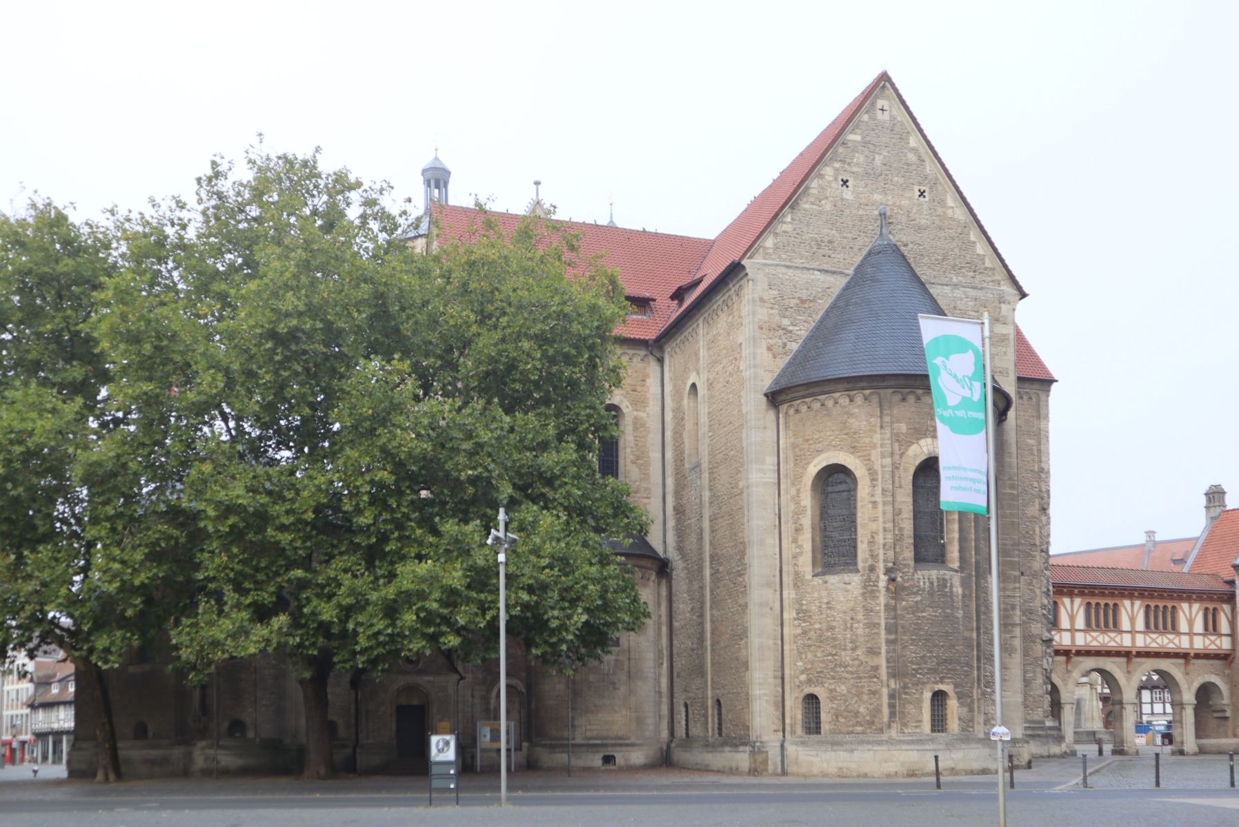 Chorseite des Domes in Braunschweig, rechts ist er verbunden mit der Burg Dankwarderode