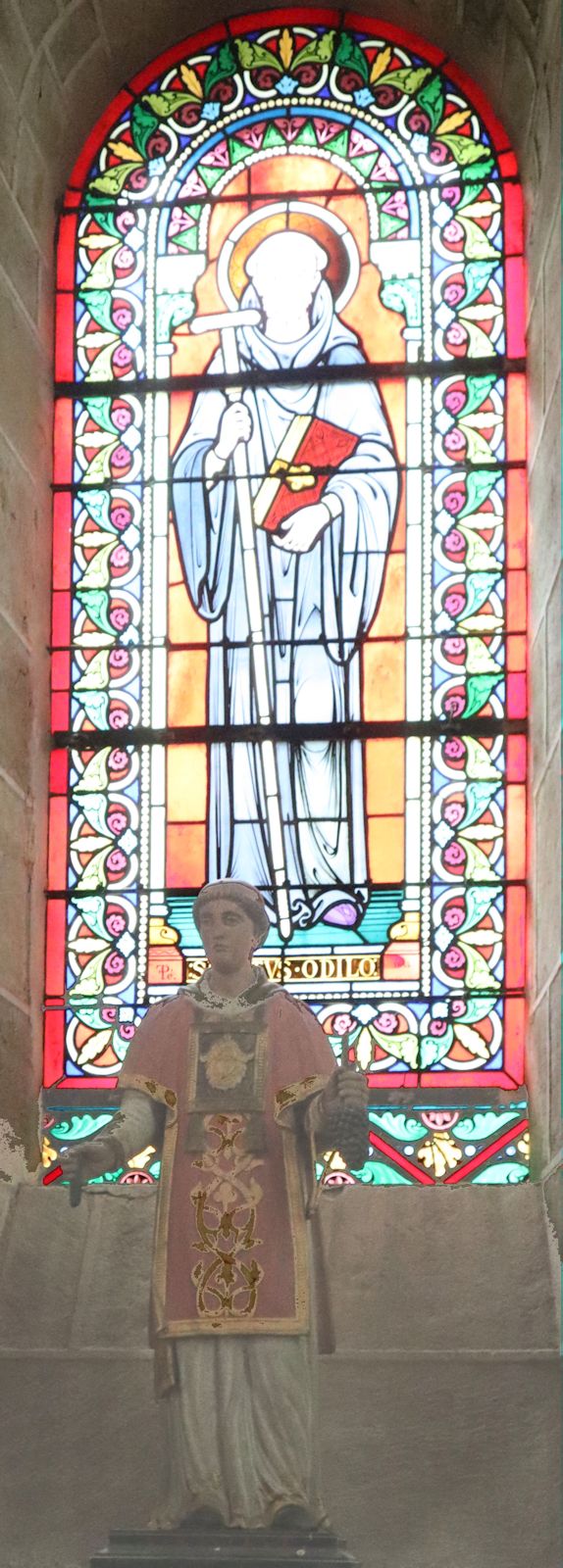 Glasfenster und Statue in der Kirche des ehemaligen Priorats in Souvigny