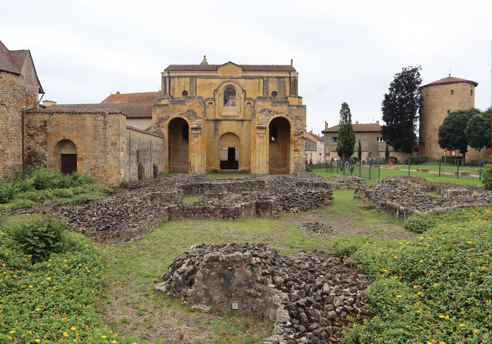 Reste der Kirche des ehemaligen Klosters Saint-Fortunat mit erhaltenem Querhaus in Charlieu