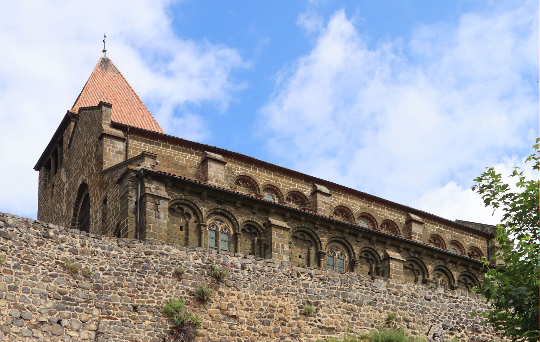 hoch auf dem Berg über dem kleinen Dorf gelegen: die Kirche des ehemaligen Klosters in Chanteuges