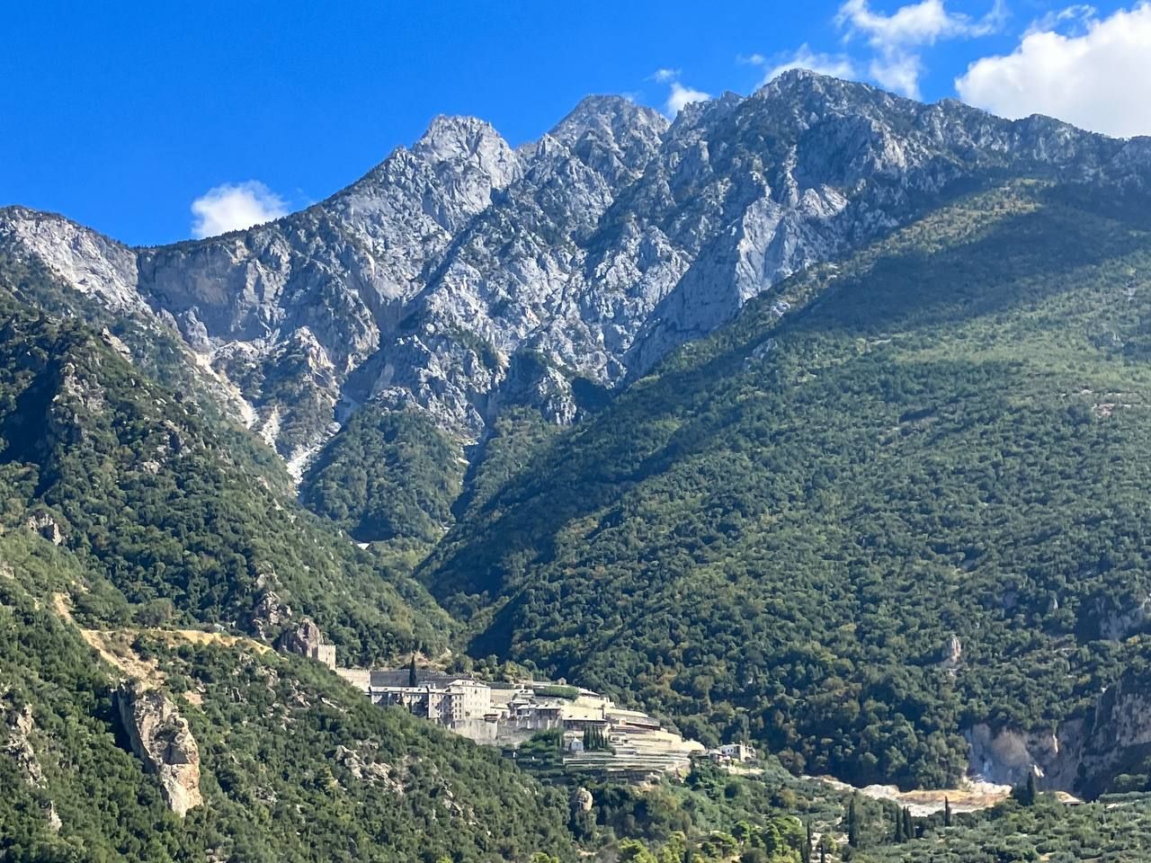 Berg Athos, unten das Paulus-Kloster