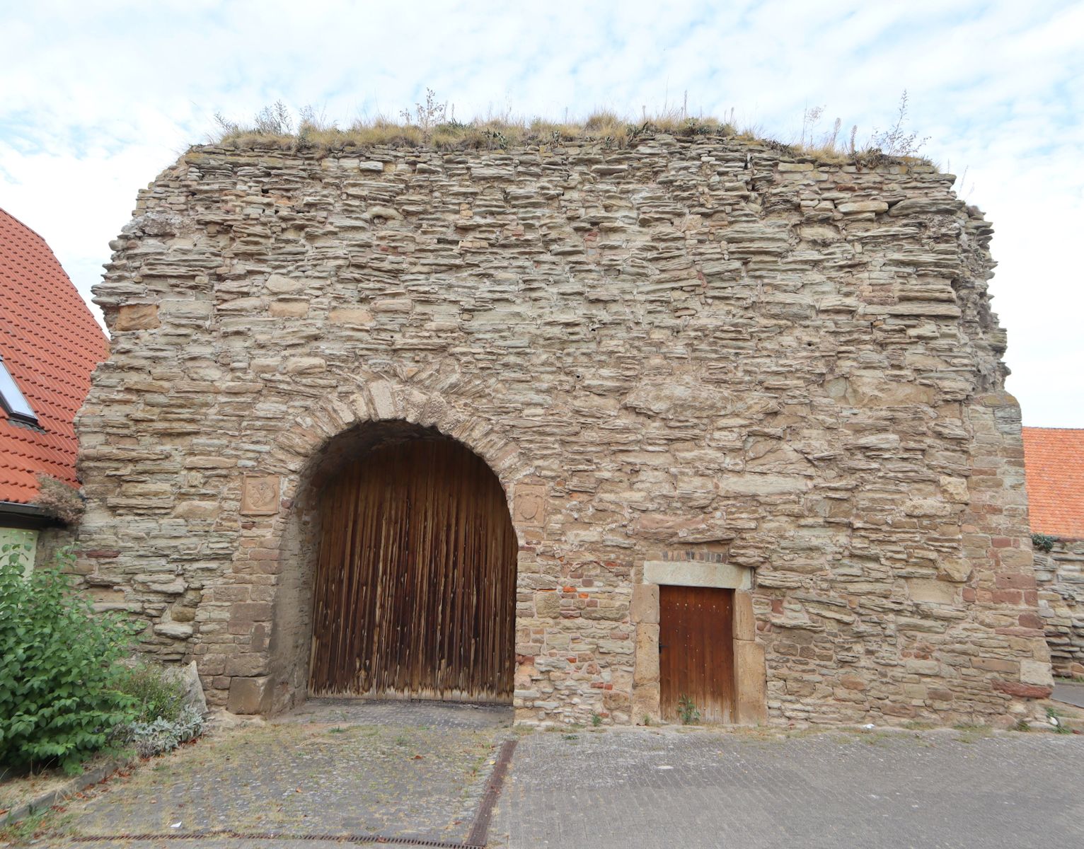 Eingang zum Querhaus der ansonsten abgegangenen, im 10. Jahrhundert errichteten Monumentalkirche an der Kaiserpfalz in Memleben