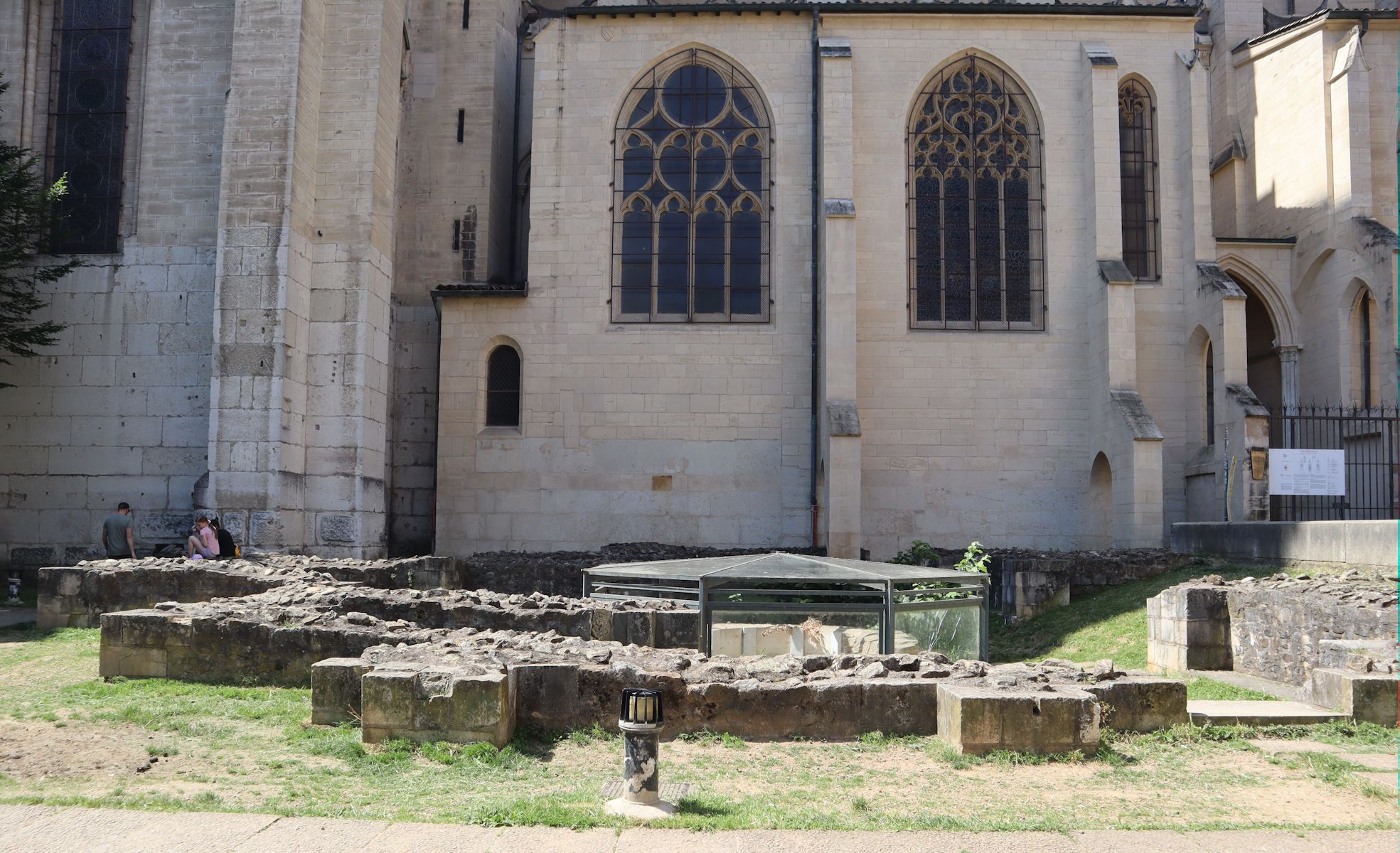 Reste der Kirche Saint-Étienne in Lyon mit dem Baptisterium unter dem Glasdach und der neuen Kathedrale dahinter