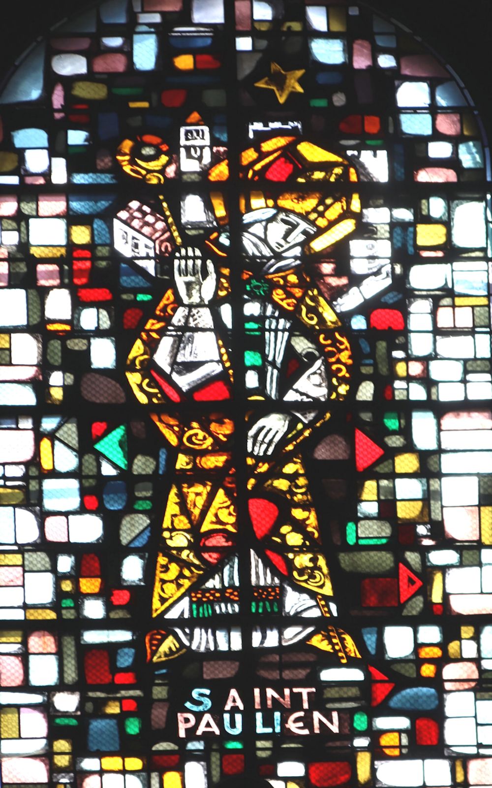 Glasfenster in der Kirche in Saint-Paulien