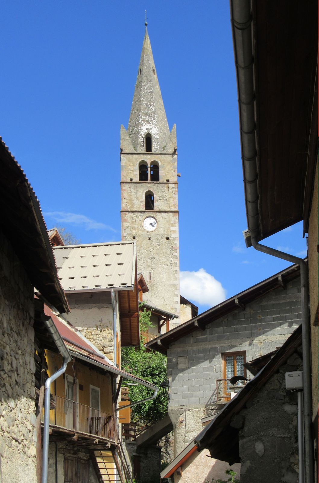 Kirche im Bergdorf Réallon