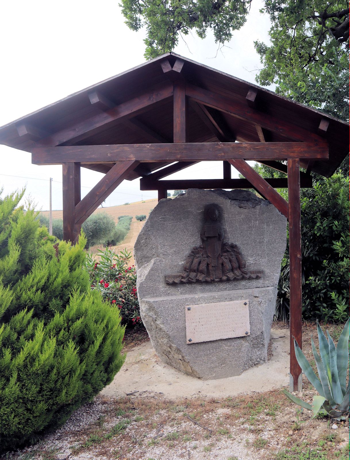 Gedenkstein an der Stlle des ehemaligen Einsiedlerklosters „Brettino”