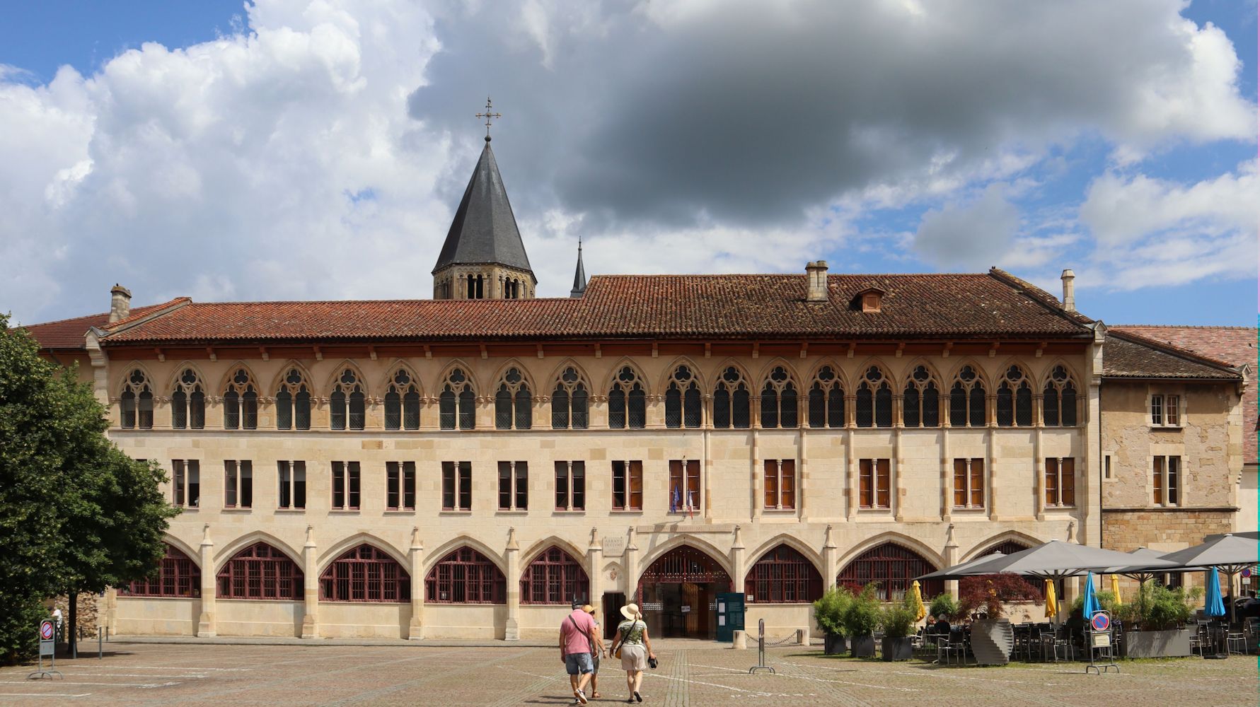 Haupttrakt der 1891 am ehemaligen Kloster Cluny gegründeten Hochschule, dahinter der erhaltene Südwestturm der ehemaligen Kirche