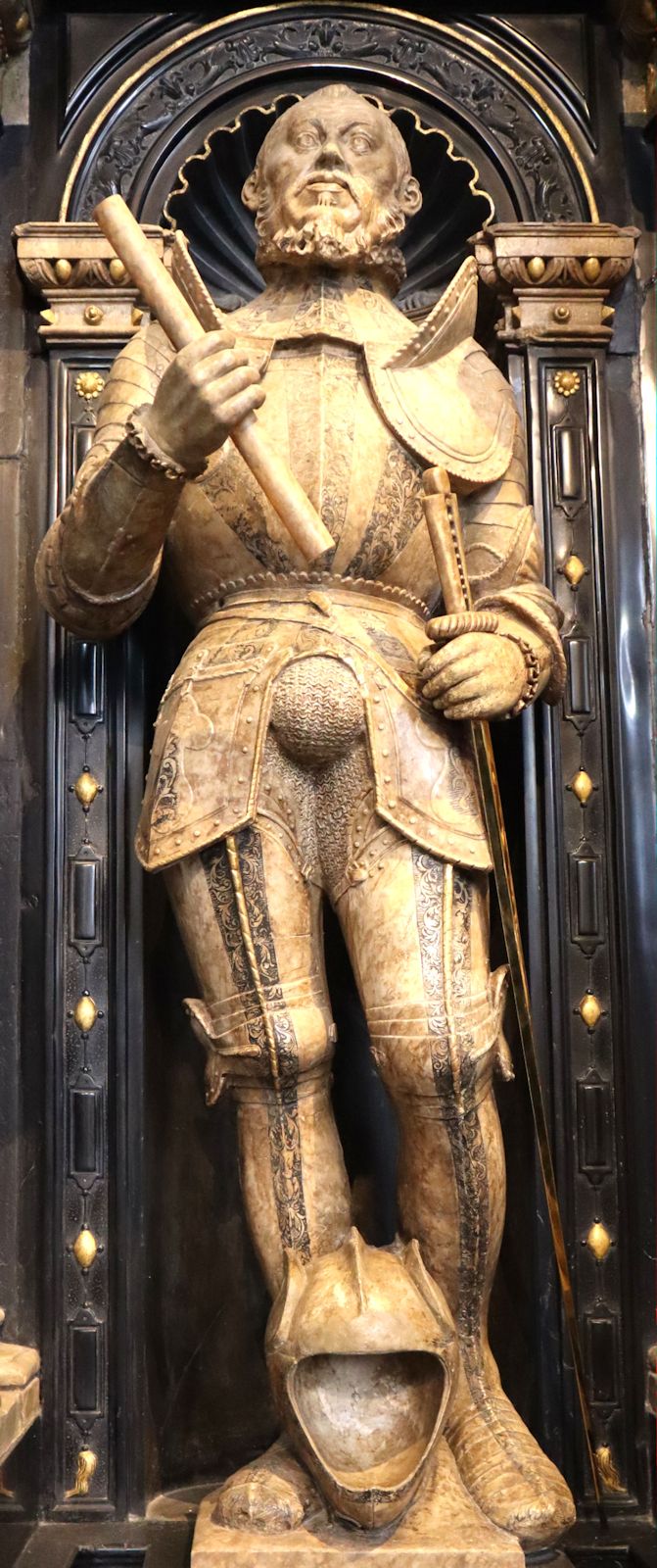 Statue an Philipps Grabmal in der Martinskirche in Kassel